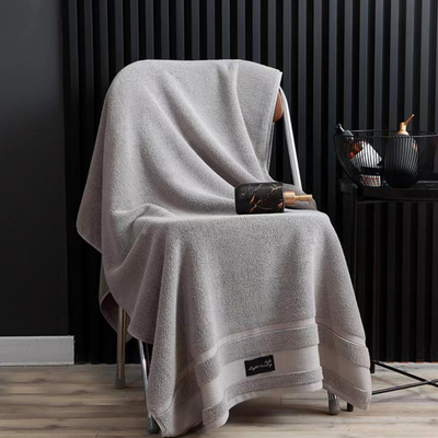 Une serviette de bain en coton personnalisable 100 serviettes de bain en coton